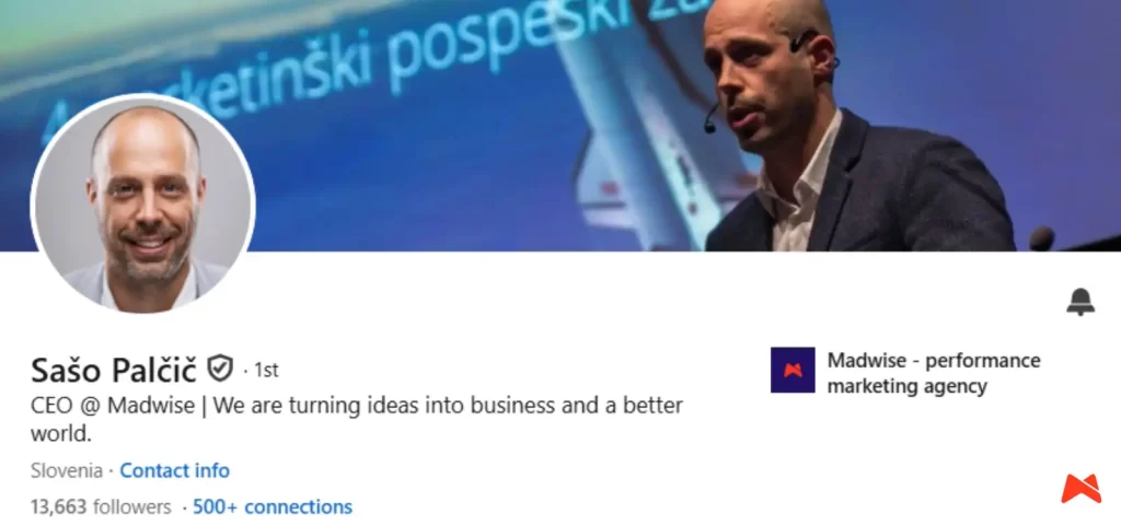 Strokovnjak s kredibilnim LinkedIn profilom, ki podpira zaupanje v blagovno znamko